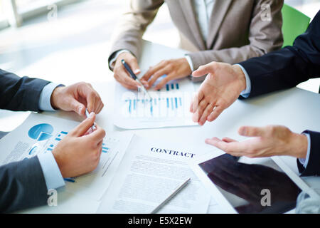 Immagine di business partner con le mani su oggetti business sul posto di lavoro alla riunione Foto Stock