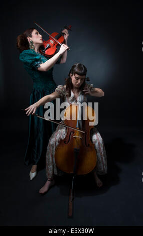 Due donne che suona il violino e violoncello Foto Stock