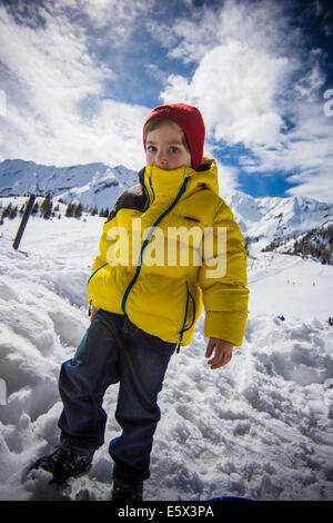 Bambini che giocano sulla neve Foto Stock