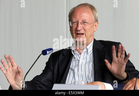 Berlino, Germania. 07 Ago, 2014. Klaus Staeck risponde alle domande dei giornalisti nella Nuova Galleria Nazionale di Berlino, Germania, 07 agosto 2014. Il suo progetto 'Die Kunst findet nicht im Saale statt' (arte non accadere in Saale) è stato presentato nel corso di una conferenza stampa con dieci dei suoi manifesti politici degli anni settanta su 300 colonne di pubblicità in tutta la città per tre settimane. Foto: WOLFGANG KUMM/dpa/Alamy Live News Foto Stock