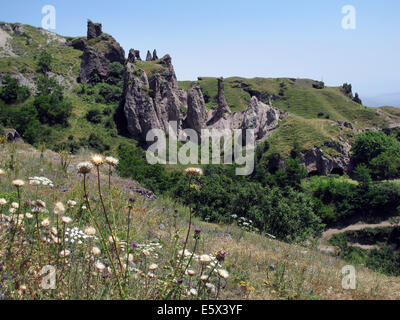 Una vista della grotta delle abitazioni nel villaggio di montagna di Khndzoresk, Armenia, 26 giugno 2014. La grotta villaggio con le sue bizzarre formazioni rocciose situato in una pittoresca valle fu abitata fino alla metà del XX secolo. Foto: Jens Kalaene/dpa - nessun filo SERVICE - Foto Stock