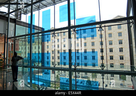 Interno del Les Terrasses du port Mall Marseille Bouches-du-Rhone Francia Foto Stock