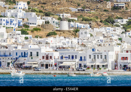 Waterfront edifici imbiancati di Mykonos, Mykonos, Cicladi Grecia Foto Stock