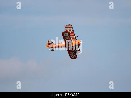 Biplano Breitling battenti in una esibizione aerea Foto Stock