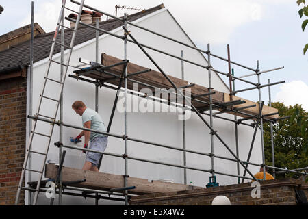 Costruttori applicare / cazzuola / galleggiante esterno finale di rivestimento di silicone di schiuma rigida di parete di isolamento vittoriano / casa a schiera gable end REGNO UNITO Foto Stock