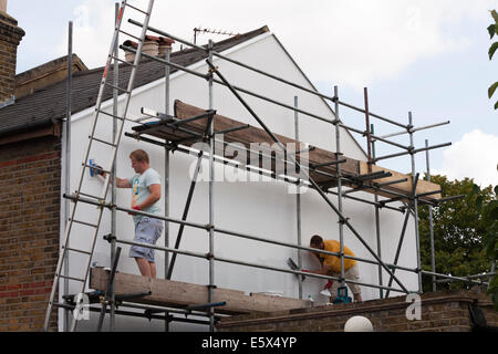 Costruttori applicare / cazzuola / galleggiante esterno finale di rivestimento di silicone di schiuma rigida di parete di isolamento vittoriano / casa a schiera gable end REGNO UNITO Foto Stock