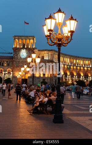 Curiosi godetevi il display a colori di uno spettacolo di luci che riflettono in primavera fontane e sui palazzi circostanti su una piazza centrale a Yerevan, Armenia, 22 giugno 2014. Foto: Jens Kalaene/dpa - nessun filo SERVICE - Foto Stock