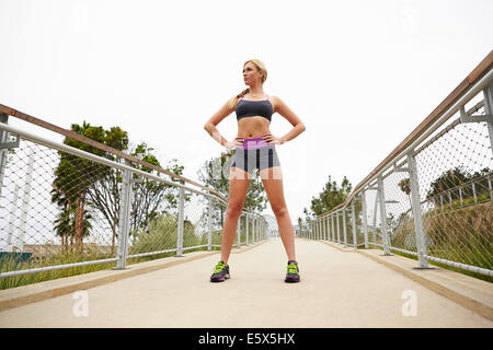 Donna in piedi sul ponte Foto Stock