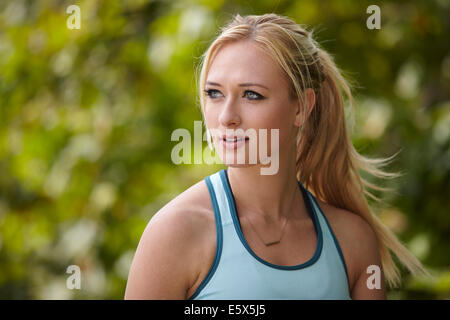 Donna che guarda lontano in distanza Foto Stock