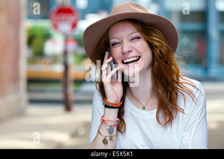 Ritratto di giovane donna utilizzando il telefono cellulare Foto Stock