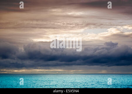 Tramonto sulla costa cantabrica di Spagna Foto Stock