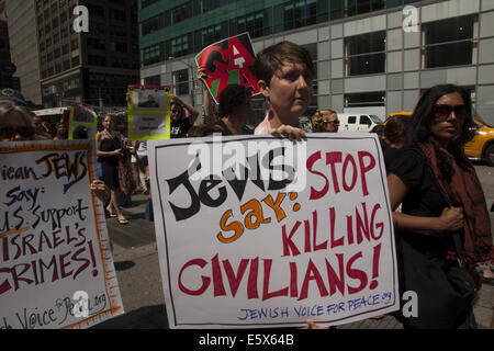 I membri della comunità ebraica di New York, attivisti di pace e Palastinians rally contro Israels bombardamenti di civili palestinesi Foto Stock