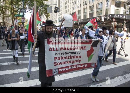 I membri della comunità ebraica di New York, attivisti di pace e Palastinians rally contro Israels bombardamenti di civili palestinesi Foto Stock