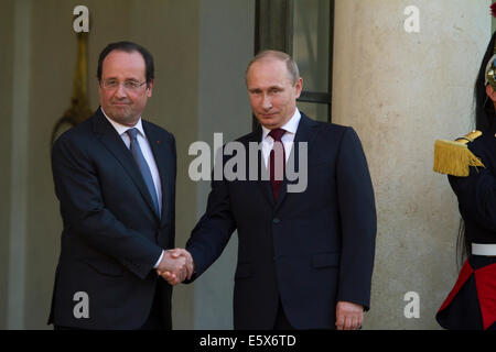 Il Presidente francese Francois Hollande riceve il suo omologo russo Vladimir Putin per un incontro presso il Elysee Palace a Parigi, Foto Stock