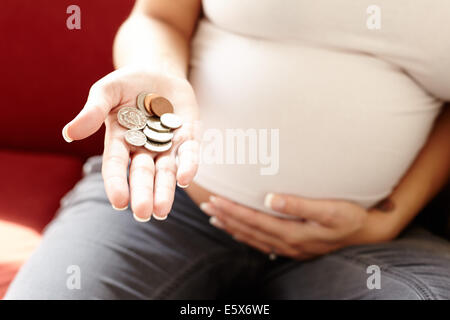 Donna incinta con preoccupazioni di denaro Foto Stock