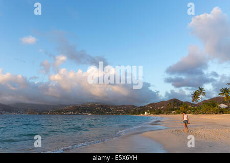 Vista posteriore della metà donna adulta per passeggiare sulla spiaggia, Spice Island beach resort, Grenada, dei Caraibi Foto Stock