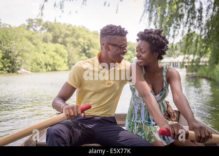 Coppia giovane canottaggio sul lago nel Central Park di New York City, Stati Uniti d'America Foto Stock