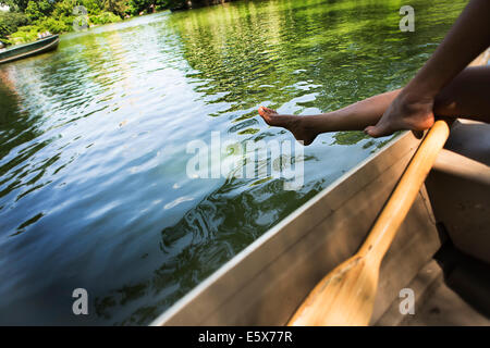 Immagine ritagliata della giovane donna per le gambe in barca a remi sul lago di Central Park di New York City, Stati Uniti d'America Foto Stock
