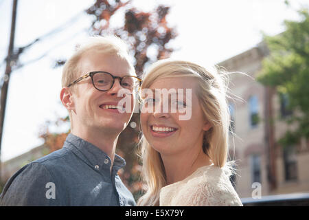 Ritratto di felice coppia giovane sulla strada Foto Stock