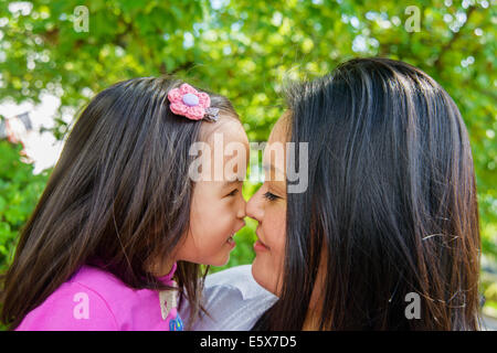 Ritratto di metà adulto madre e sorella toddler naso a naso Foto Stock