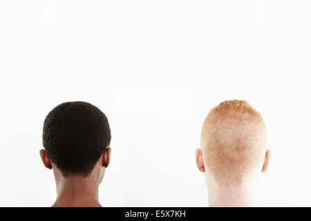 Vista posteriore studio Ritratto di giovane coppia capelli ritagliata Foto Stock