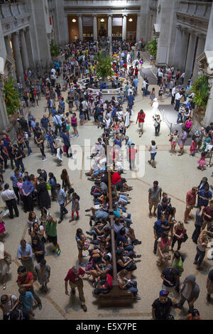 Folla in entrata principale hall presso il Metropolitan Museum of Art di New York City. Foto Stock