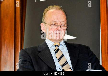 Belfast, Irlanda del Nord. 7 agosto 2014 - Sir Hugh Orde in discussione con John Ware, Belfast Credit: stephen Barnes/Alamy Live News Foto Stock
