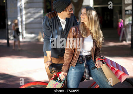 Sorridente giovane donna e ragazzo appoggiata sulla bicicletta, Cape Town, Sud Africa Foto Stock