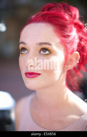 Close up ritratto di giovane donna con capelli rosa Foto Stock