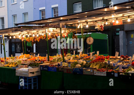 La frutta e la verdura in stallo, il Mercato di Portobello Foto Stock