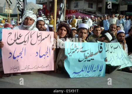 Gli attivisti del Jamat-ud-Dawah stanno protestando contro Israele assalitore su Gaza e di uccisione su musulmani innocenti durante la dimostrazione a Quetta press club il giovedì, 07 agosto 2014. Foto Stock