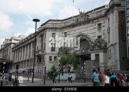 Ingresso principale e la facciata della Stazione Waterloo di Londra, Inghilterra Foto Stock