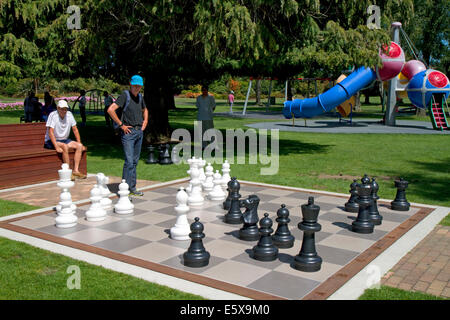 Outdoor partita a scacchi in un parco a Taupo nella regione di Waikato, Isola del nord, Nuova Zelanda. Foto Stock