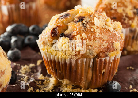 In casa sano muffin ai mirtilli per la prima colazione Foto Stock