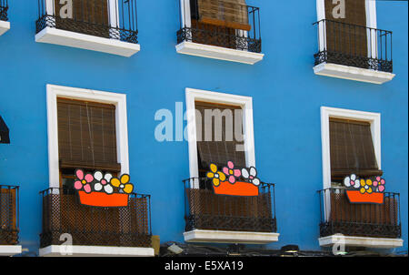 Bei balconi con fiori colorati in blu e la casa bianca Foto Stock