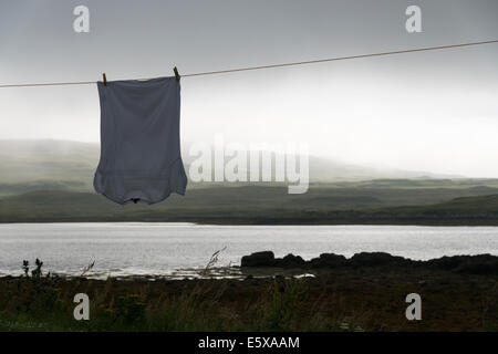 Lavaggio su una linea in moody, maltempo a Dunvegan sull'Isola di Skye in Scozia UK Foto Stock