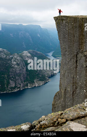 Prekestolen, pulpito Rock, al di sopra del Lysefjord, Rogaland provincia, Norvegia Foto Stock