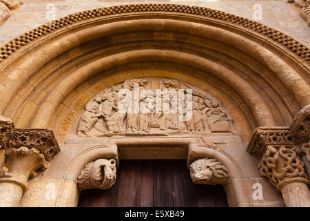 Timpano scolpito vista dettagli di stile romanico porta detta Puerta del Cordero nel Royal San Isidoro chiesa collegiata Foto Stock