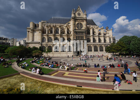 Piazza di fronte St Eustache chiesa vicino a Les Halles Paris Francia Foto Stock