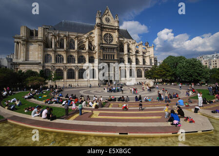 Piazza di fronte St Eustache chiesa vicino a Les Halles Paris Francia Foto Stock