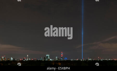 Londra, UK, 6 agosto 2014. Nella torre di Victoria Gardens, accanto al Palazzo di Westminster, artista giapponese Ryoji Ikeda "pectra' è una colonna di luce che sporge verticalmente verso il cielo per sette notti, dall'alba al tramonto fino a Lunedì 11 Agosto. L'opera d'arte è alimentato da quarantanove statico di alta potenza di proiettori, è visibile da miglia intorno ed è parte del Lights Out iniziativa setup per commemorare il centenario della prima guerra mondiale. Nella foto : la vista da Primrose Hill. Credito: Stephen Chung/Alamy Live News Foto Stock