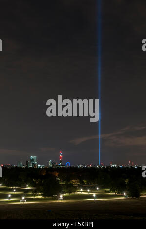 Londra, UK, 6 agosto 2014. Nella torre di Victoria Gardens, accanto al Palazzo di Westminster, artista giapponese Ryoji Ikeda "pectra' è una colonna di luce che sporge verticalmente verso il cielo per sette notti, dall'alba al tramonto fino a Lunedì 11 Agosto. L'opera d'arte è alimentato da quarantanove statico di alta potenza di proiettori, è visibile da miglia intorno ed è parte del Lights Out iniziativa setup per commemorare il centenario della prima guerra mondiale. Nella foto : la vista da Primrose Hill. Credito: Stephen Chung/Alamy Live News Foto Stock