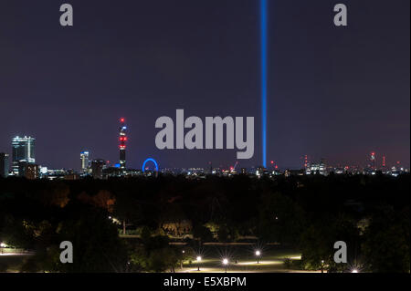 Londra, UK, 6 agosto 2014. Nella torre di Victoria Gardens, accanto al Palazzo di Westminster, artista giapponese Ryoji Ikeda "pectra' è una colonna di luce che sporge verticalmente verso il cielo per sette notti, dall'alba al tramonto fino a Lunedì 11 Agosto. L'opera d'arte è alimentato da quarantanove statico di alta potenza di proiettori, è visibile da miglia intorno ed è parte del Lights Out iniziativa setup per commemorare il centenario della prima guerra mondiale. Nella foto : la vista da Primrose Hill. Credito: Stephen Chung/Alamy Live News Foto Stock