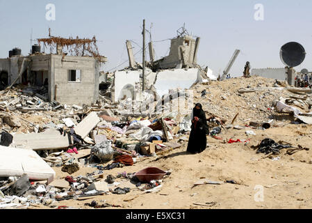 Khan Younis, Striscia di Gaza, Territori palestinesi. Il 7 agosto, 2014. Una donna Palestinese cerca nel suo distrutto casa che è stato colpito in un attacco aereo israeliano su Abasan, a est del sud della striscia di Gaza città di Khan Yunis e vicino al confine con Israele il 7 agosto 2014. Numerose persone sono state uccise in attacco Credito: Abed Rahim Khatib/immagini APA/ZUMA filo/Alamy Live News Foto Stock