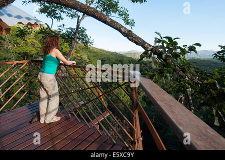 La donna in un albero di casa Stato di Goias Brasile Foto Stock