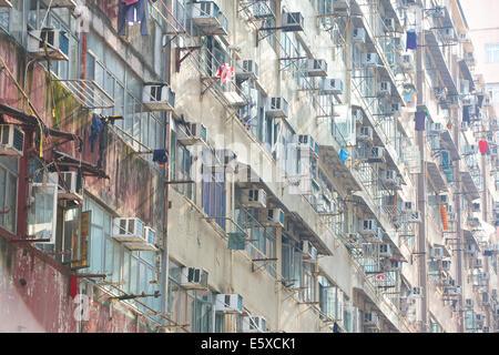 Dystopian edificio residenziale di appartamenti in Chun Yeung Street, Hong Kong. Foto Stock