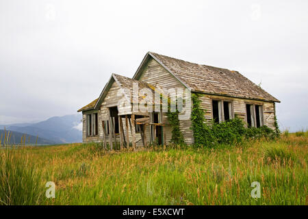 Un antico casale abandone su una fattoria di grano nella Valle di Swan dell'Idaho orientale. Foto Stock