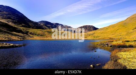 Lodore Falls e Lingmell da Styhead Tarn Foto Stock