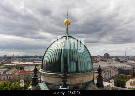 Vista di una delle cupole di rame del Berliner Dom (cattedrale) di Berlino, Germania. Foto Stock