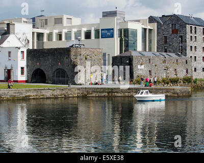 Imbarcazioni da diporto in Claddagh Bacino, la vecchia città di Galway harbour con la spagnola archi e museo moderno edificio. Foto Stock